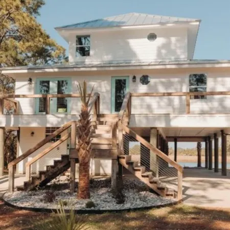 Boater’s Paradise! Waterfront 4/2 with deep water dock! Easy access to beaches!