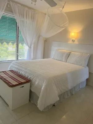 Stylish top-floor, 2-bedroom apartment in Tower Isle with AC and WiFi Hotel a 