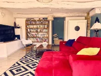 Superb mas, absolute calm, view of the château and Mont Ventoux, large swimming pool, vineyards Hotel a Le Barroux