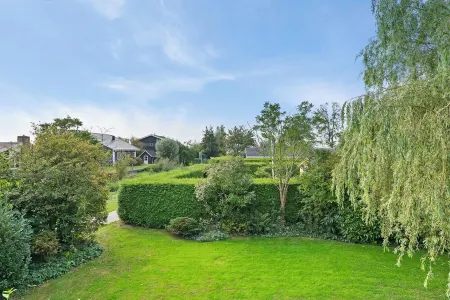House Specht, large garden facing south and quietly situated. Close to the lake.