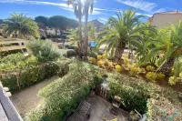 26m2 studio cabin with south-facing terrace, pool view Hotel in zona Giens Peninsula