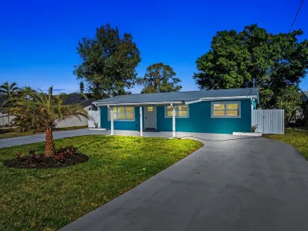 The Blue River House. 3-bedroom Pool house in peaceful Fort Myers with AC, WiFi Отели в г. Форт-Майерс-Шорс