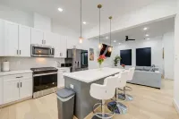 6BR Funhouse w/ Court, Pool Table Dining & TV in Every Bedroom