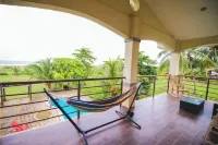 Steps from the Boom Oceanview فنادق في Aposentillo