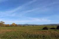 A 10 Minutos de Segovia Chalet con Jardín y Piscina en Pueblo Maravilloso Basardilla 호텔