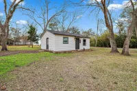 Gator Getaway - Charming 2-bedroom cottage with WiFi, AC in delightful Anahuac.