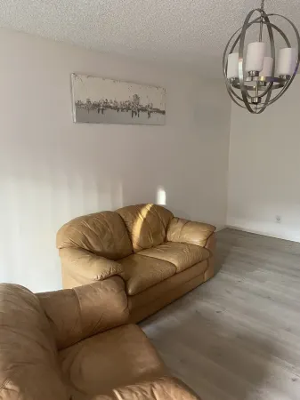 beautiful condo in the heart of the valley Отели в г. Tarzana