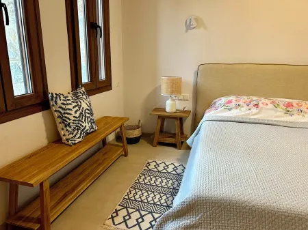 Charming 1-bedroom cottage with beautiful views in enchanting Mikros Prinos