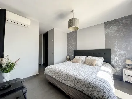 Quiet 4-bedroom villa 140m2. Pool + Garden 3000m2 Отели в г. Шатонёф-Грас