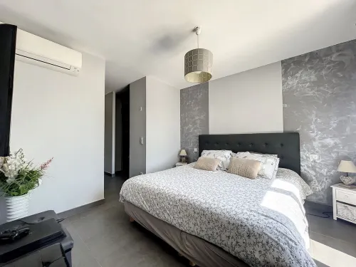 Quiet 4-bedroom villa 140m2. Pool + Garden 3000m2 Hotel di Châteauneuf-Grasse