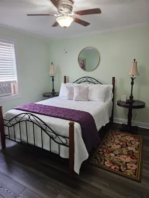 Cute l'il green house in welcoming Norwalk, Ohio. Hotels in Norwalk