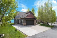 Lakeside Haven, a cozy and relaxing home that sleeps 24 with pool/hottub access!