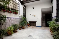 Next to the Cathedral, in the historical center. Apartment ideal for families