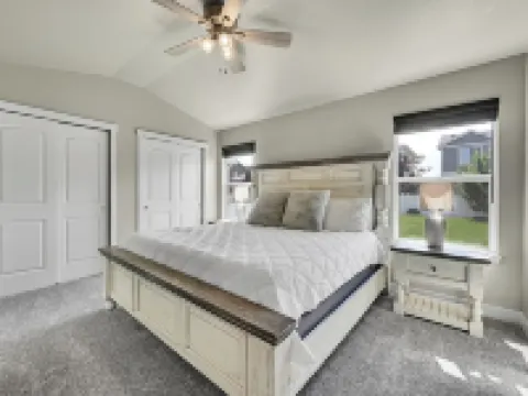 Modern 5Br/3BA Luxury Home,Movie Nights & Comfort Hotels in Evans