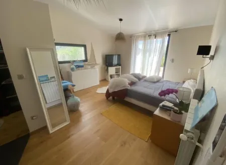 Villa with swimming pool, jacuzzi, large garden 7 minutes from the beaches of Les Lecques