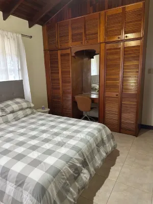Free Loaner car….Barbados Charming 3-Bedroom with AC, WiFi in ST James. โรงแรมใน