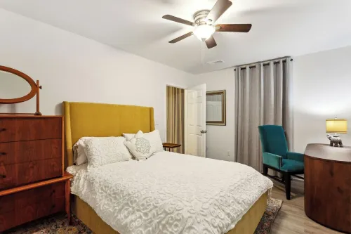 Chic 1-Bedroom Retreat: Modern Comfort & Convenience for Your Next Stay! WiFi+AC