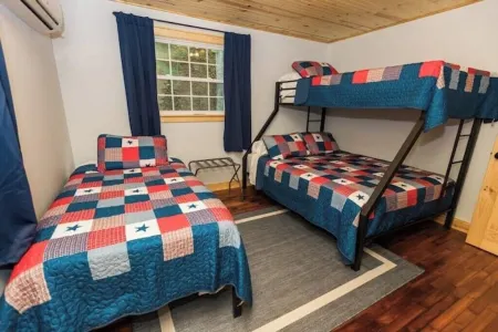 Creek side Log Cabin with hot tub in White Sulphur Springs WV