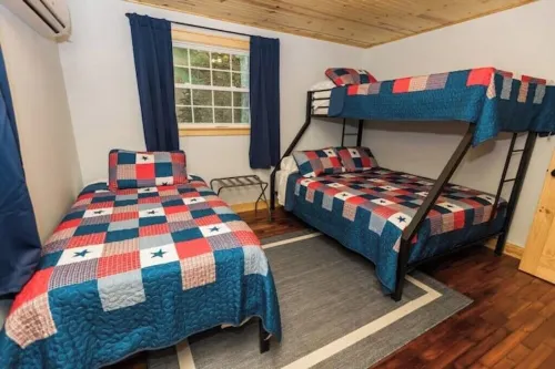 Creek side Log Cabin with hot tub in White Sulphur Springs WV