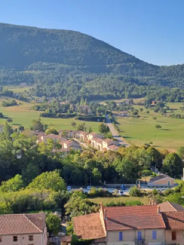 Logement 2 Chambres, Entièrement Rénové, Dans Résidence Avec Piscine
