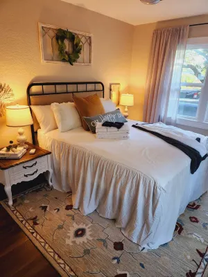 Vibrant Downtown Cozy Cottage Close to Pensacola & Perdido Beaches