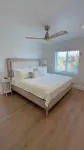 Generator, Golf cart avail., 2 BR beach villa in Treasure, WiFi, washer & dryer