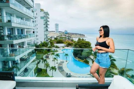Rooftop Oceanview infinite pool. Poseidon Condo