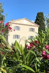 3-room apartment on 1st floor of a "bastide grassoise" in a private estate with swimming pool