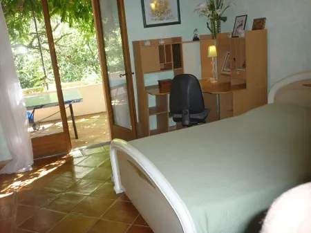 Sunny pastoral house Отели рядом с достопримечательностью «Les Roches Blanches»