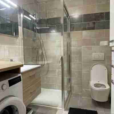 Au Calme et Proche Centre-ville, Studio Rénové Avec Équipements Neufs et Parking Rooms