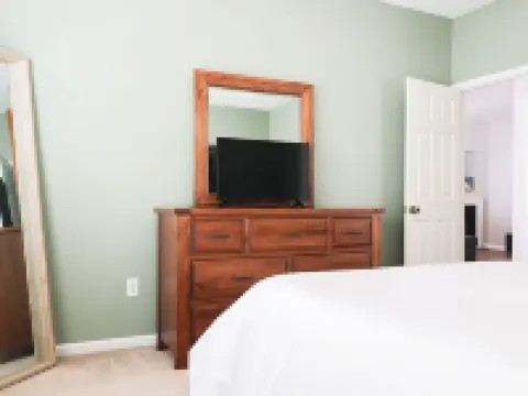 The Cozy Hub-Near I‑ & Bridgeway Station • 3Br Home + Community Pool. Hotels in Mauldin