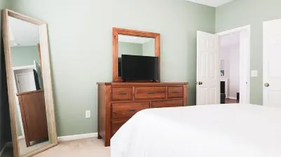 The Cozy Hub- Steps to shops & restaurants, moments to the highway & downtown. Hotels near Turtle Shell Grill & Bar