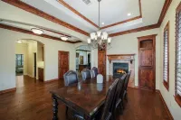 Historic Grapevine 3-bedroom house 4 minutes walk to Historic main street.