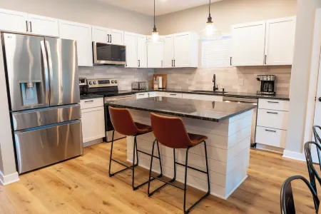 NEW Springmill Escape in Westfield - 2 king beds, office, fenced yard and more