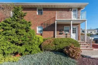 Cozy 1 bedroom apartment, just 2 houses from beach