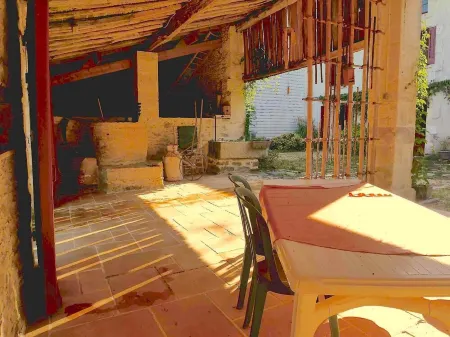 l'épicerie de Madeleine welcomes you for a unique experience Отели в г. Дё-Севр