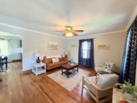 Hilltop Hideaway-charming 2 bedroom home, family friendly, WiFi , AC ,