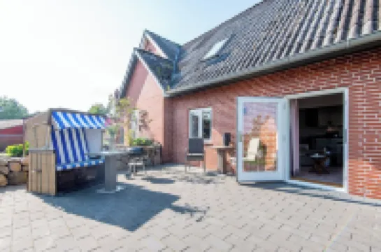 The Möwennest in a quiet location just before the dike, with terrace and beach chair.