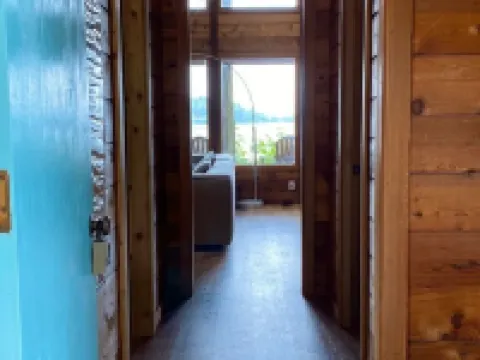 Waterfront Burton Loop - The Very Best Of Vashon, cozy cabin with a harbor view. Hotels in Vashon