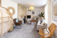 Bright & beautiful 4 bedroom house with sea views