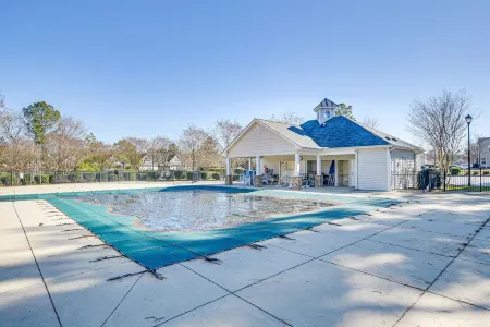 Spacious Retreat Near RDU ~ Pool, BBQ, Fast Wi-Fi & Easy Self Check-In