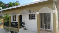 3-bedroom in lovely Amity Hall with WiFi, AC, Private Bathrooms, Best View Hotel di 