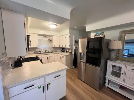 Charming 3-bedroom house with WiFi, AC in serene Clinton Township