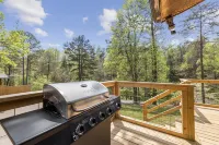 Near Dollywood w/ Hot Tub, Fire Pit & Easy Roads!