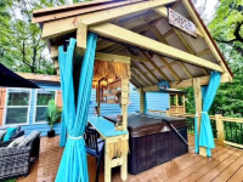 New cottage with Hot Tub, Tiki Bar, Sauna, and Plunge Tub. Million Dollar Views