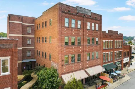 Stay in heart of Johnson City - Urban Loft