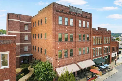 Stay in heart of Johnson City - Urban Loft