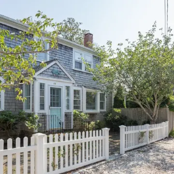 Downtown Chatham Gem – Walk to Beach, Shops, C.B.I, & Dining Family-Friendly!