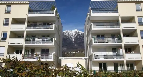 Beautiful apartment T 2 Rez garden with sheltered terrace swimming pool (summer) Fiber Hotels in Albertville