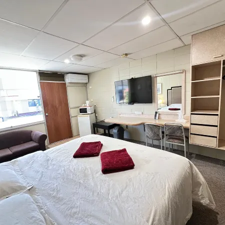 Inland Oasis Motel